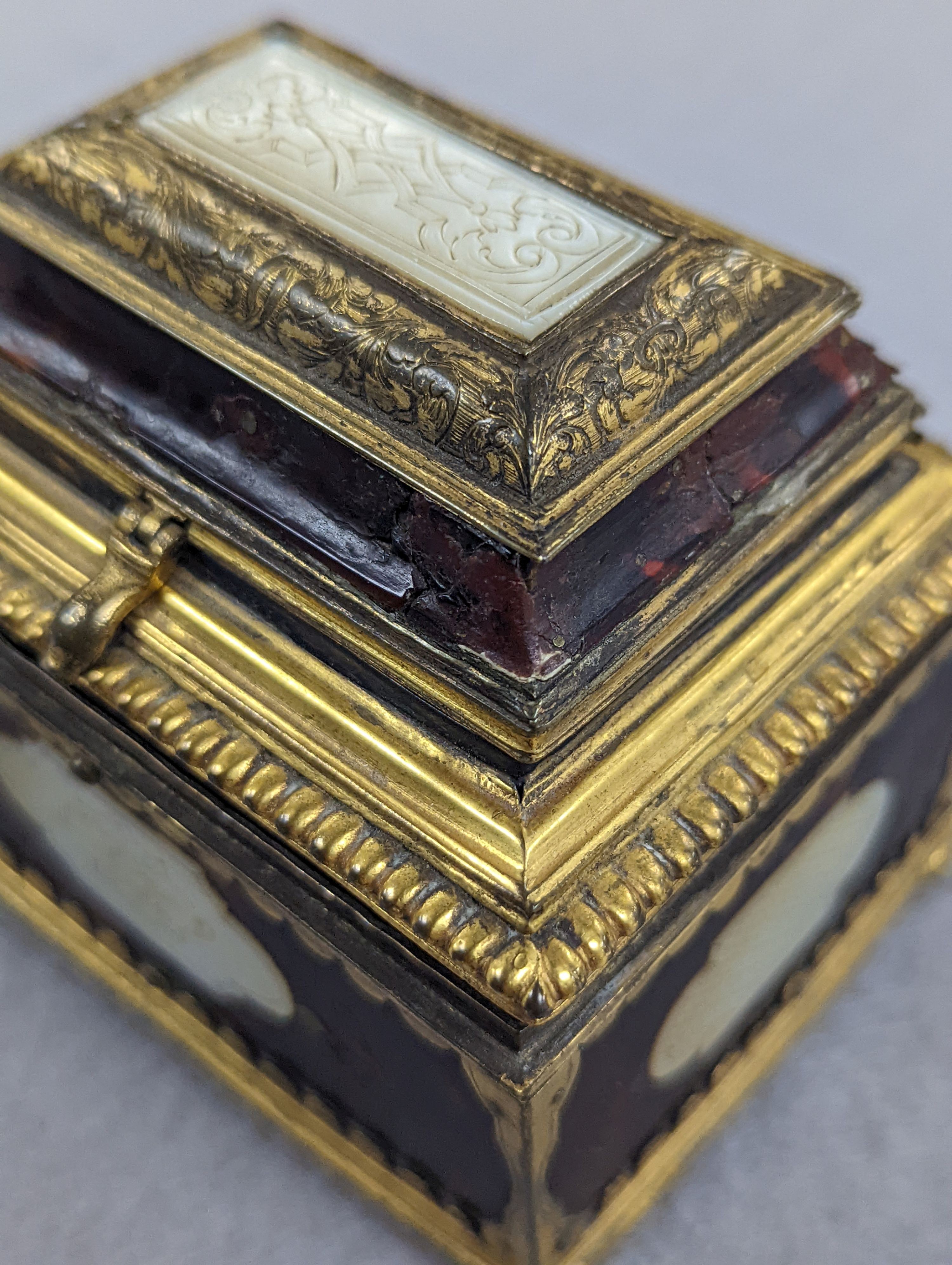 A 19th century gilt-brass and tortoiseshell casket 8cm